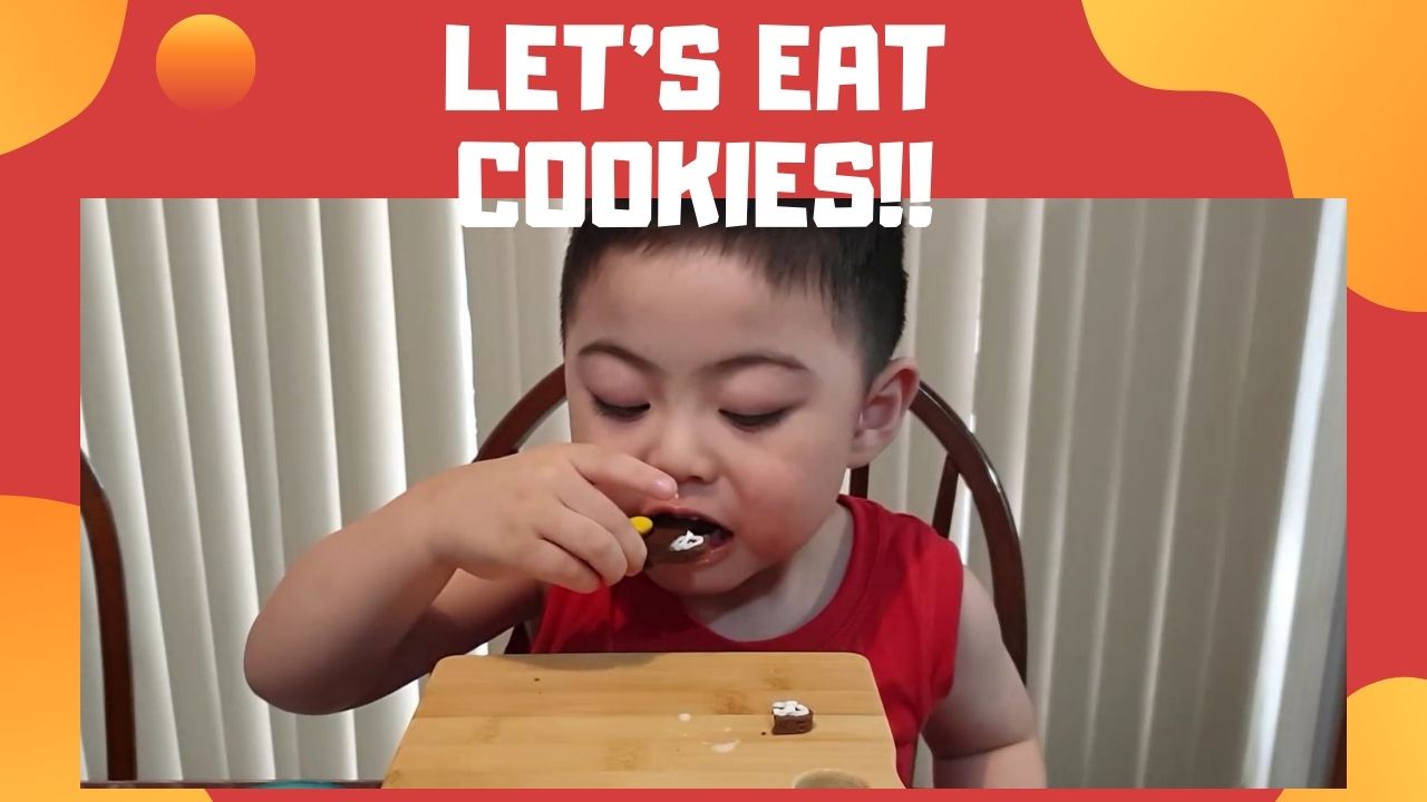 Let's eat cookies!!.jpg : 쿠키 먹는 아이